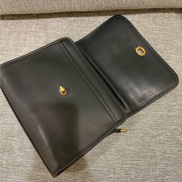 Vintage COACH Court Turn lock Crossbody Bag - Model 9870 in Black - Picture 5 of 11